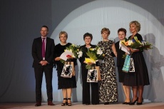 Spoločné foto s ministerkou po prevzatí ocenenia -PhDr. M. Gažiová druhá zľava