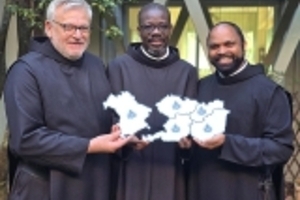 Generálny prior a provinciáli s mapou rehoľnej provincie stredná Európa