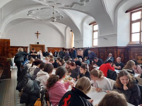Refektár hneď v úvode podujatia zaplnili hladní žiaci.