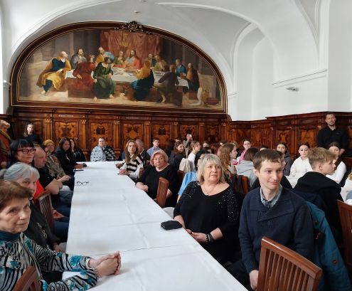 Prítomní počas počúvania príhovorov.