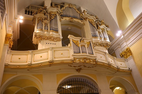 Pohľad na chórus s historickým organom