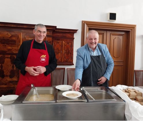 Riaditeľ našej nemocnice s milosrdným bratom Jánom Karlíkom OH.