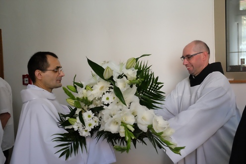 Vzácna momentka z vysviacky - brat Richard a brat Petrus