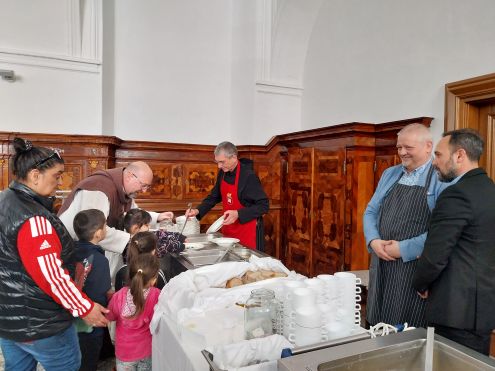 Aj takto to vyzeralo počas podávania pôstnej polievky.