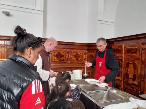 Malí hladoši čakali na polievku.