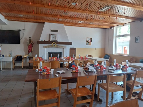 Na stoloch strava pripravená pre dobrovonľícky tím.