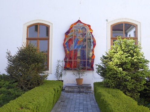 Jedna z vitráží v Rajskej záhrade nemocnice.       