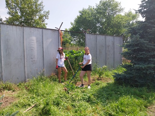 Dobrovoľníčky vymenili na niekoľko hodín kanceláriu za prácu v záhrade.