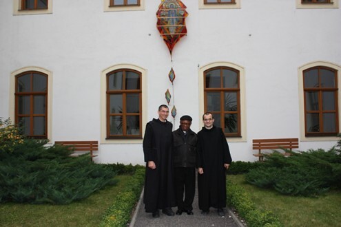 Vzácna návšteva sekretára Pápežskej rady  pre zdravotníctvo  Mons. Jeana-Mariu Musivi Mupendawatuv bratislavskom kláštore, na snímke bratia Ján a Richard s hosťom z Vatikánu