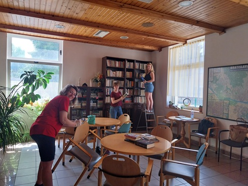 Aj v interiéri Domova sa dobrovoľníčky  pracovne  zapotili.