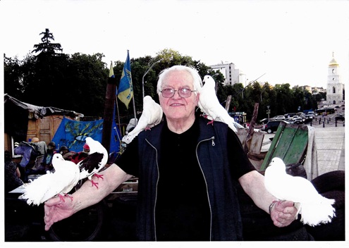 Kňaz otec Tadeusz na archívnej fotografii