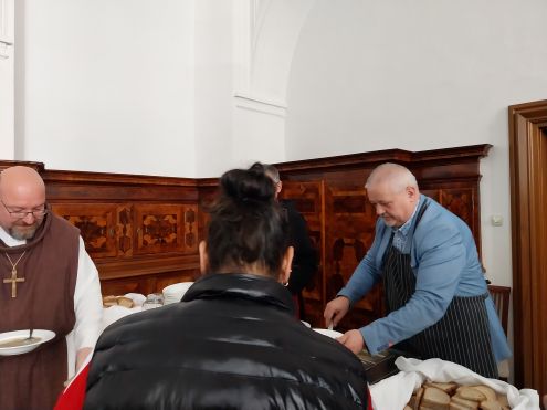 Momentka z  podávania polievky.