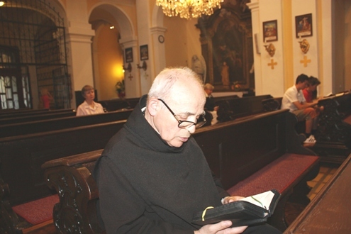 Rehoľný brat Barnabáš pri modlitbe