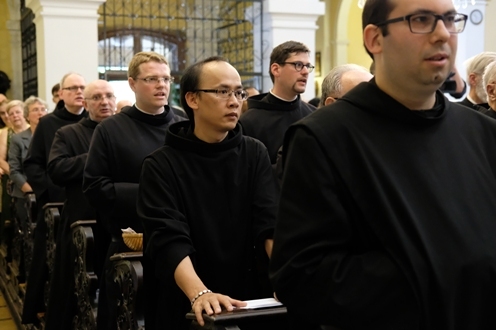 Pohľad na komunitu milosrdných bratov z celej provincie  v našom kostole počas slávnosti kňazskej vysviacky brata Richarda